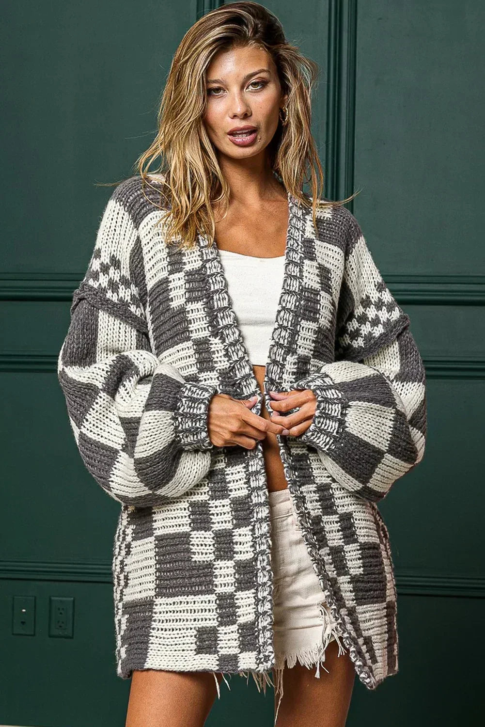 Cardigan en maille à carreaux color block taupe et ouvert sur le devant
