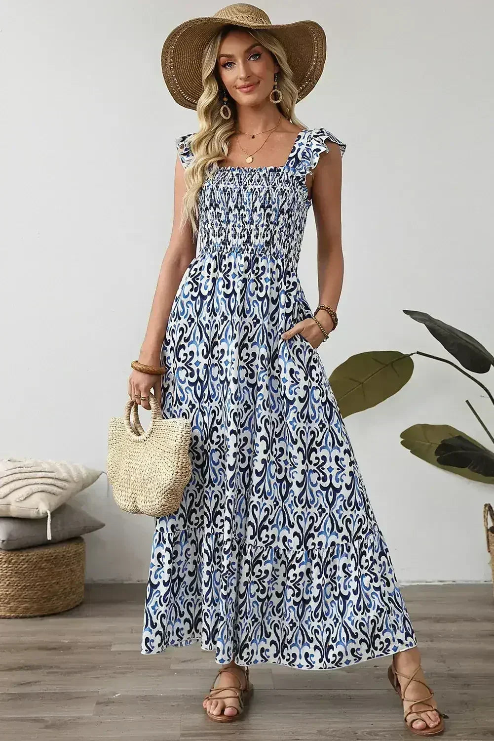 Robe longue à taille haute smockée et imprimé bohème bleu ciel