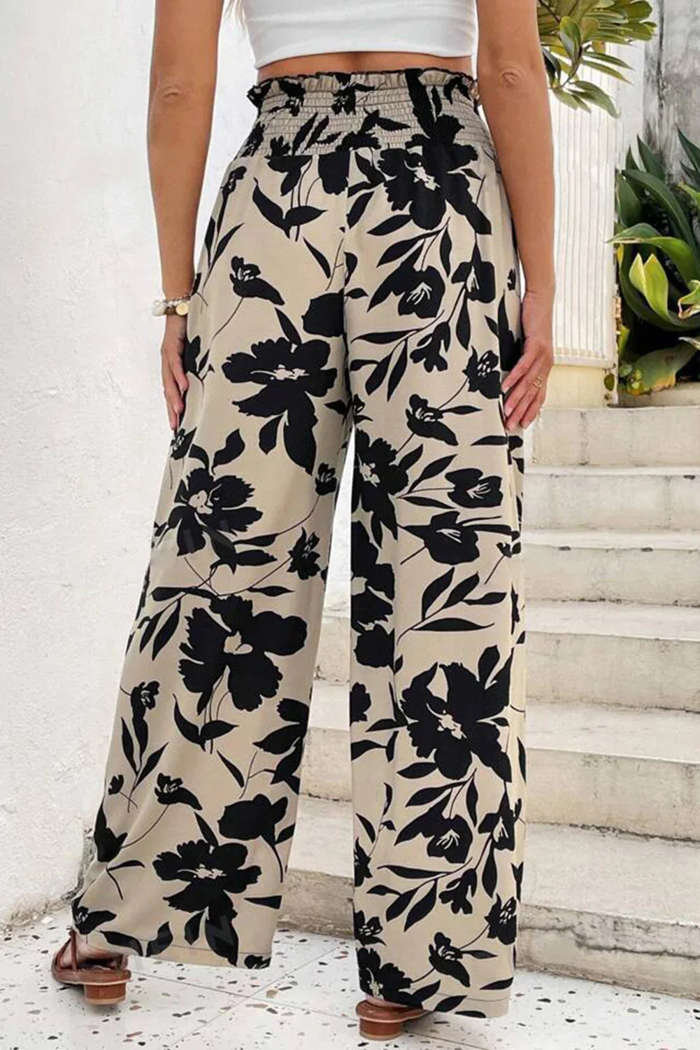 Pantalon ample bleu floral smocké à volants à la taille