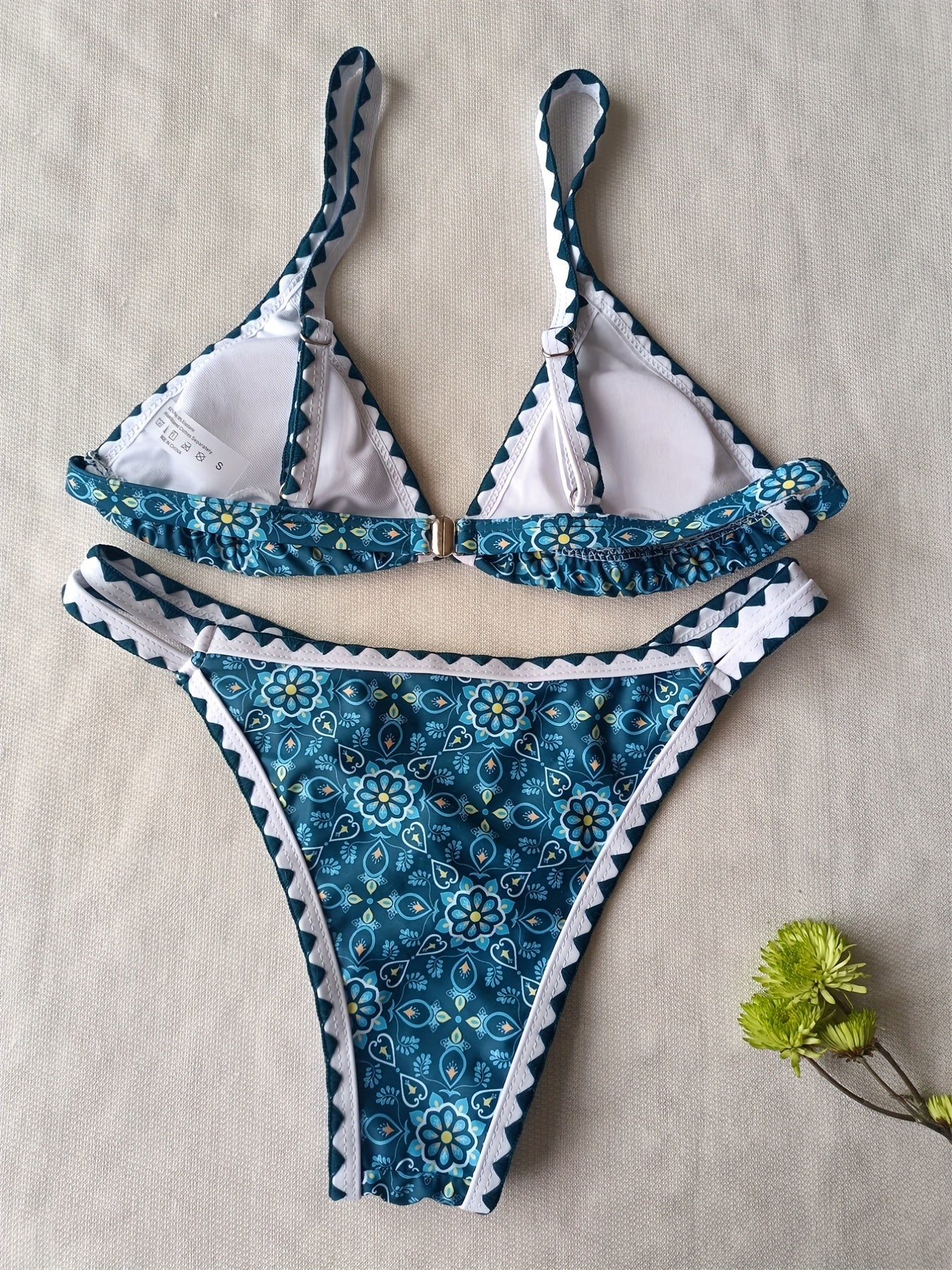 Nouvel Ensemble Bikini Taille Haute Blossom Charm pour l'été – Maillot de Bain Bustier à Imprimé Floral avec Élégant Haut Triangulaire Brodé et Découpé, Bords Contrastants et Boucle au Dos – Vêtements de Plage 2 Pièces pour Femme