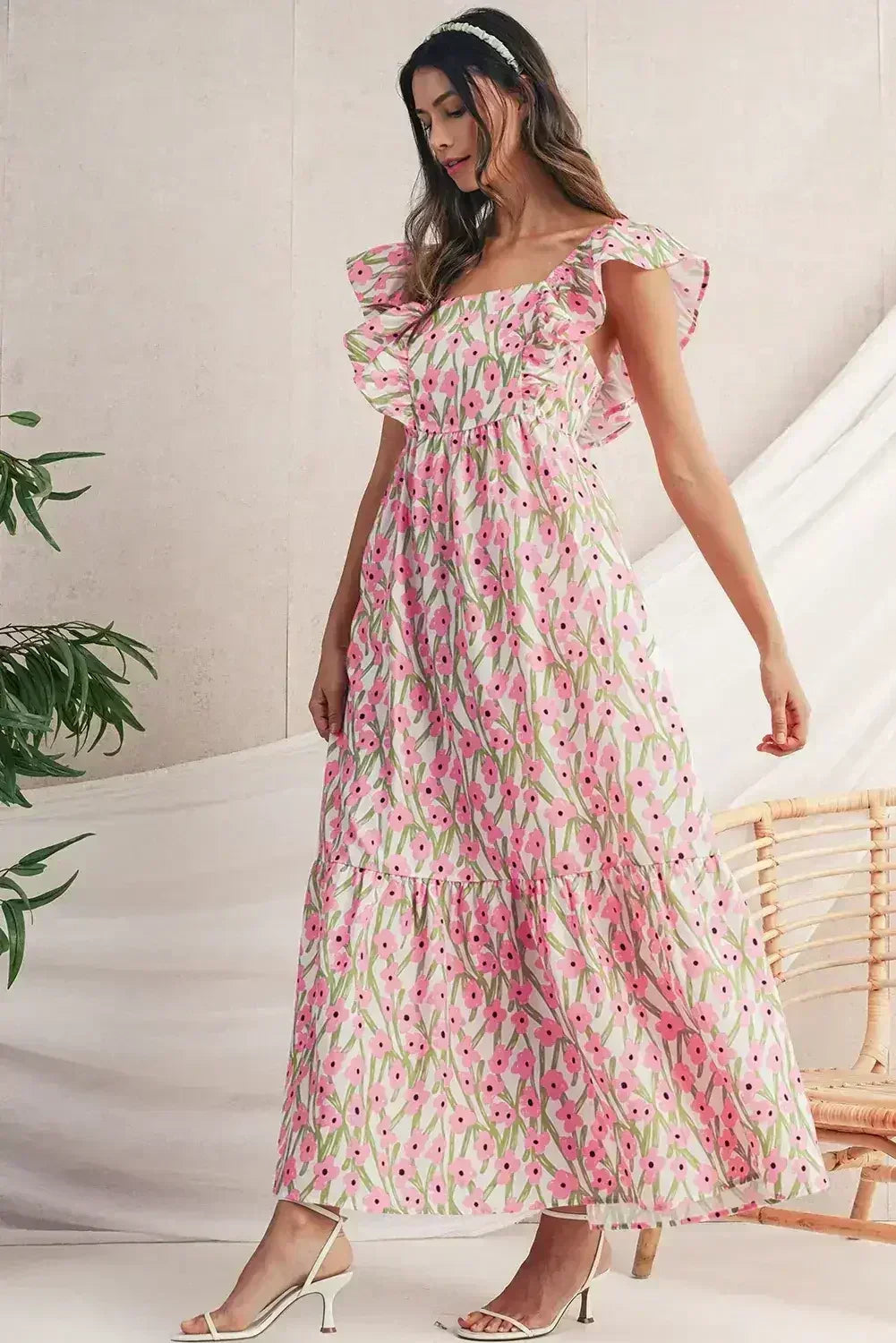 Robe longue à imprimé floral rose, col carré et bretelles à volants