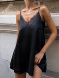 Mini-robe en satin à décolleté en V bordé de dentelle – Dos nu