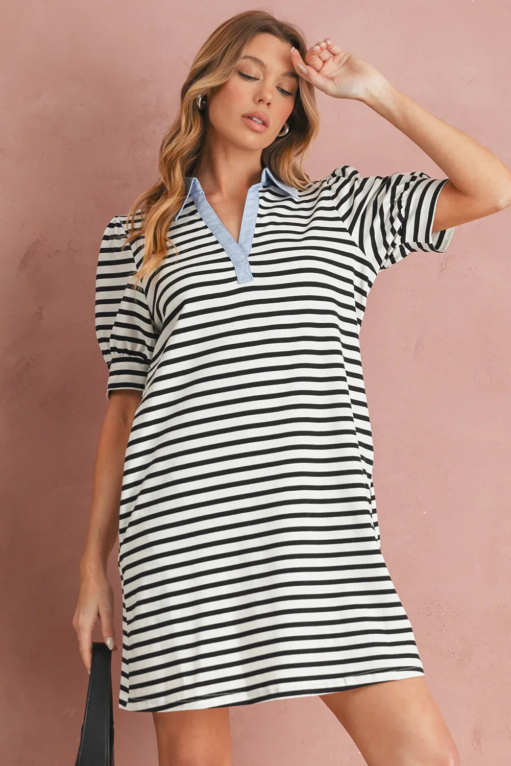 Mini-robe à manches bouffantes, col et poches, à rayures noires