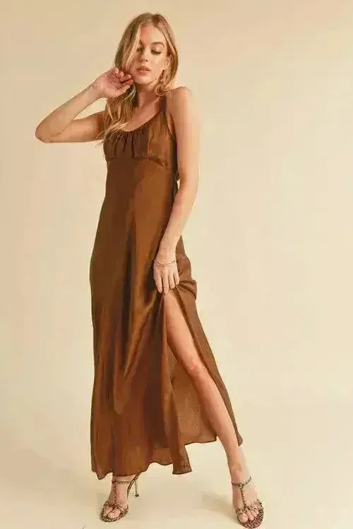 Robe longue à fines bretelles Aemi + Co avec fente latérale froncée et découpe au dos