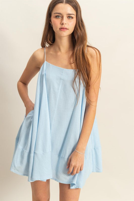 Robe mini-caraco fluide trapèze avec poches – Chic, enjouée et pratique pour un look estival décontracté avec son design fluide et ses poches pratiques