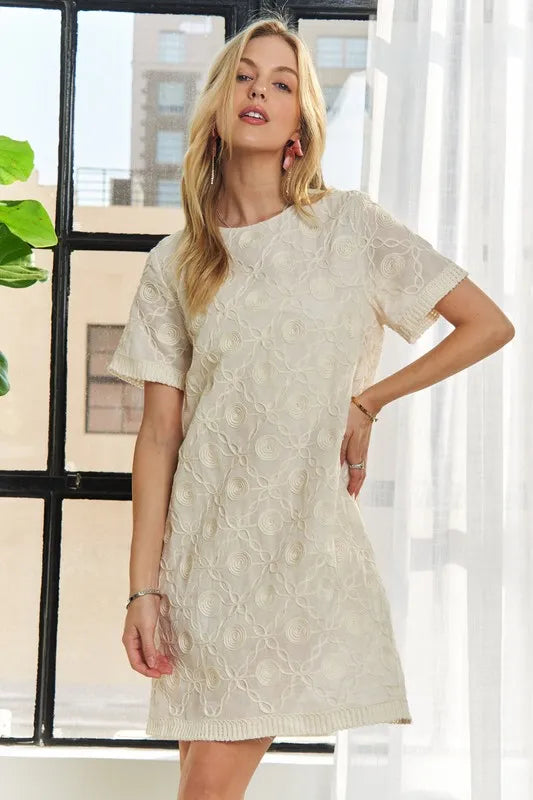Robe Droite à Manches Courtes et Col Rond avec Appliqués – Robe droite intemporelle et élégante avec détails appliqués sophistiqués, pour un look polyvalent de jour comme de nuit