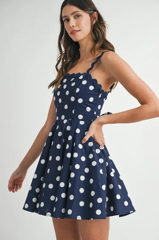 Mini-robe à pois avec bretelles festonnées pour femmes - Design ludique à pois, garniture festonnée unique, mini-robe fluide et chic pour les événements décontractés ou estivaux