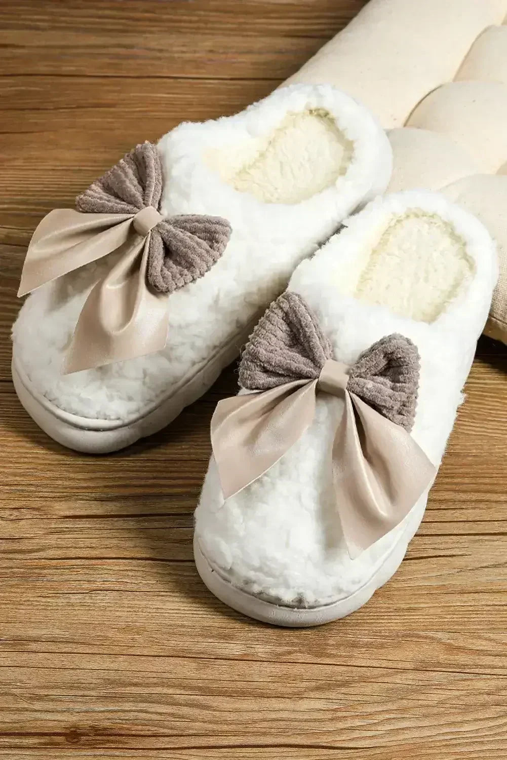 Pantoufles d'hiver en peluche à nœud et applique, contraste blanc