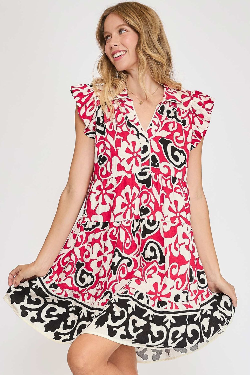 Nouvelle robe étagée à volants et manches courtes à fleurs d'été – Robe à fleurs féminine et enjouée avec manches courtes à volants