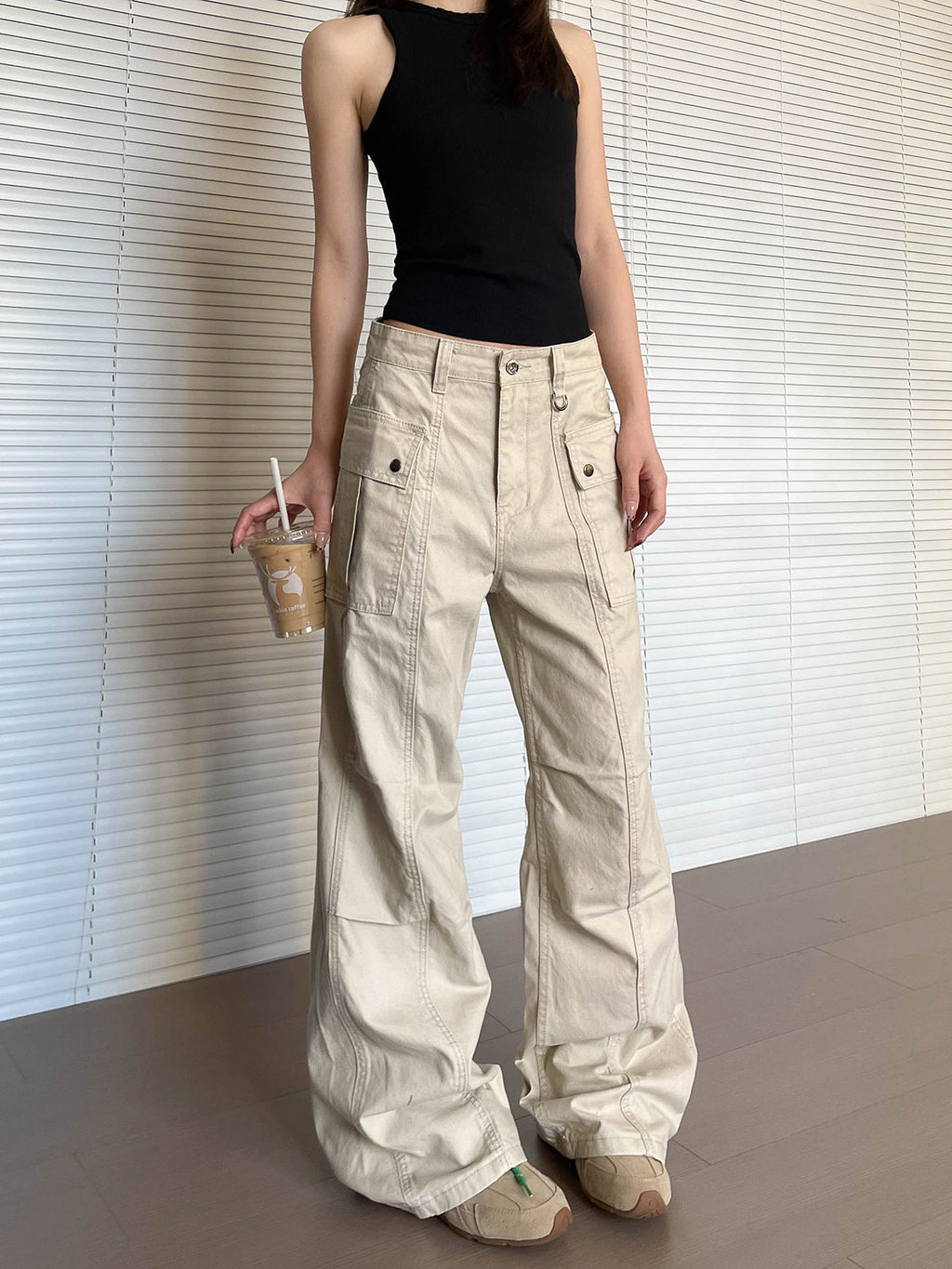Pantalon décontracté femme jambe droite légèrement évasée délavé