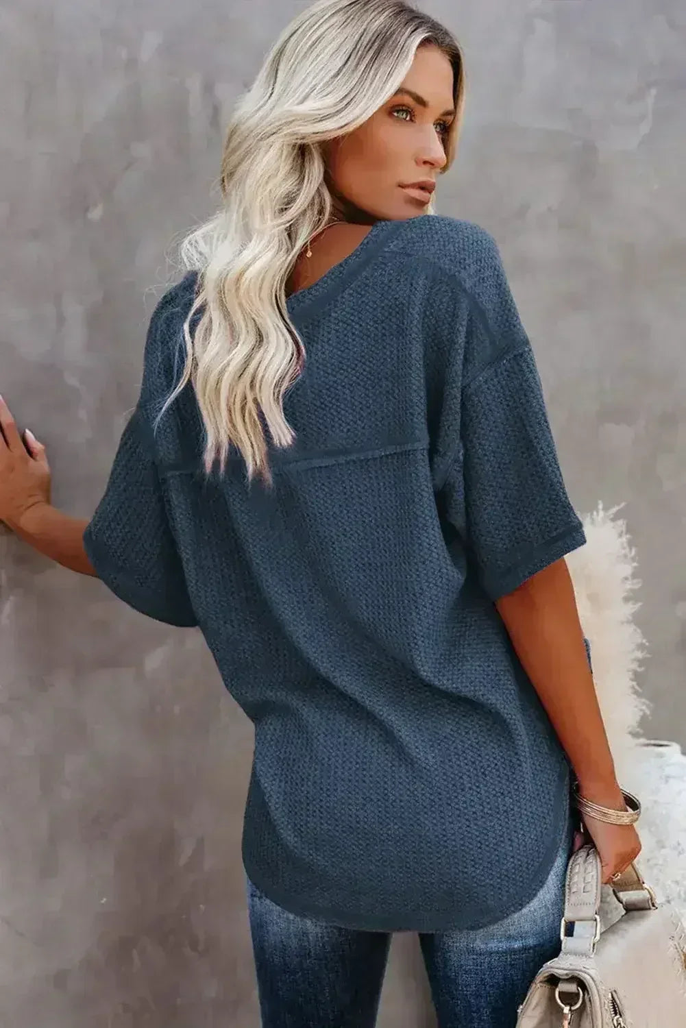 Haut texturé gaufré bleu à col en V avec manches tombantes et coutures apparentes