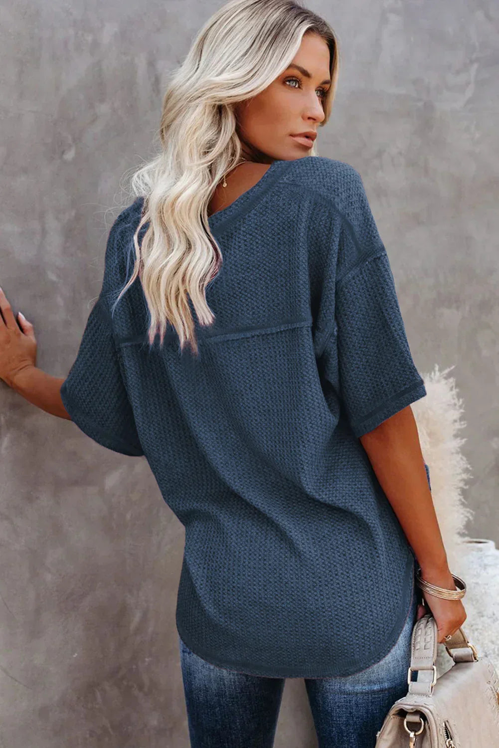 Haut texturé gaufré bleu à col en V avec manches tombantes et coutures apparentes