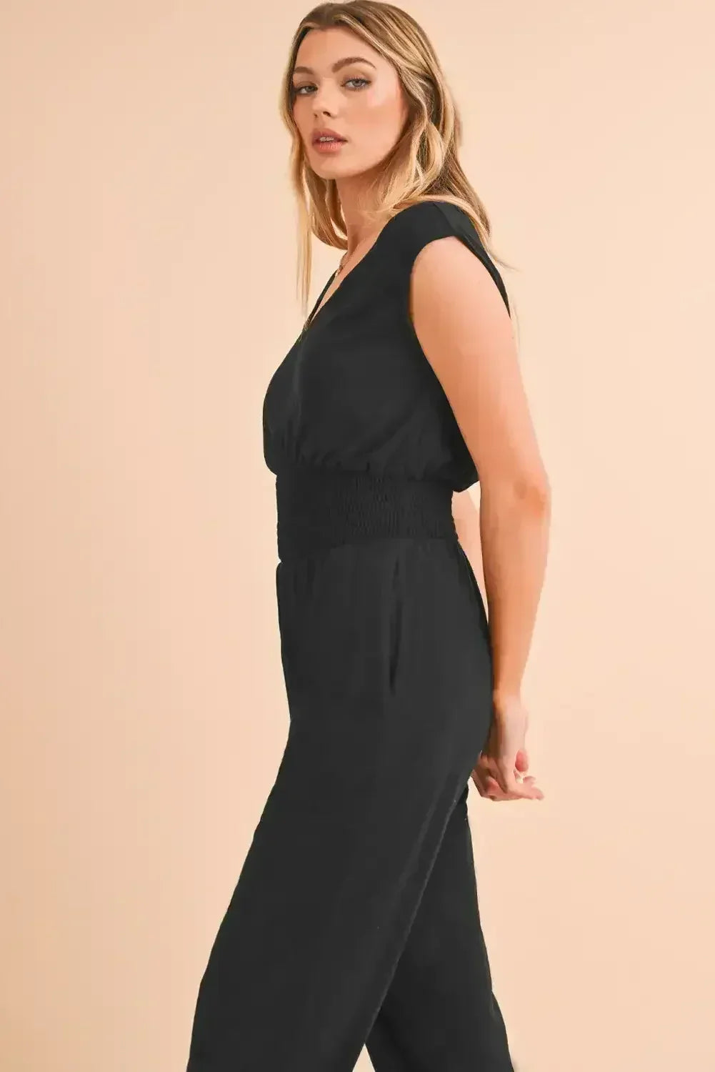 Combinaison noire froncée taille haute sans manches col en V