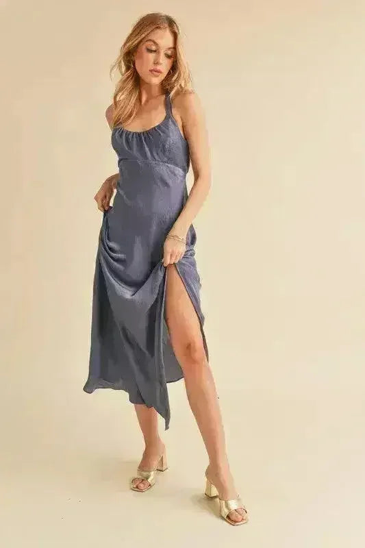 Robe longue à fines bretelles Aemi + Co avec découpe au dos, fente latérale et fronces