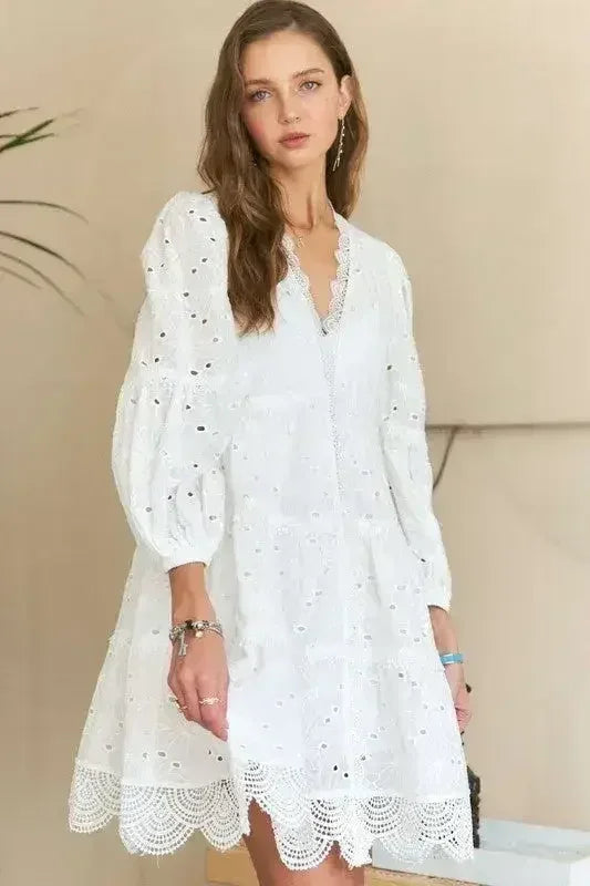 Robe babydoll en dentelle à œillets étagée et col en V ADORA
