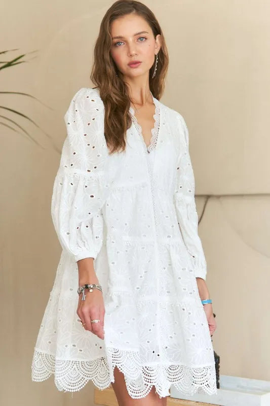 Robe babydoll à volants et détails en dentelle et œillets avec col en V pour femme – Robe bohème chic féminine, vaporeuse, dentelle et œillets élégants