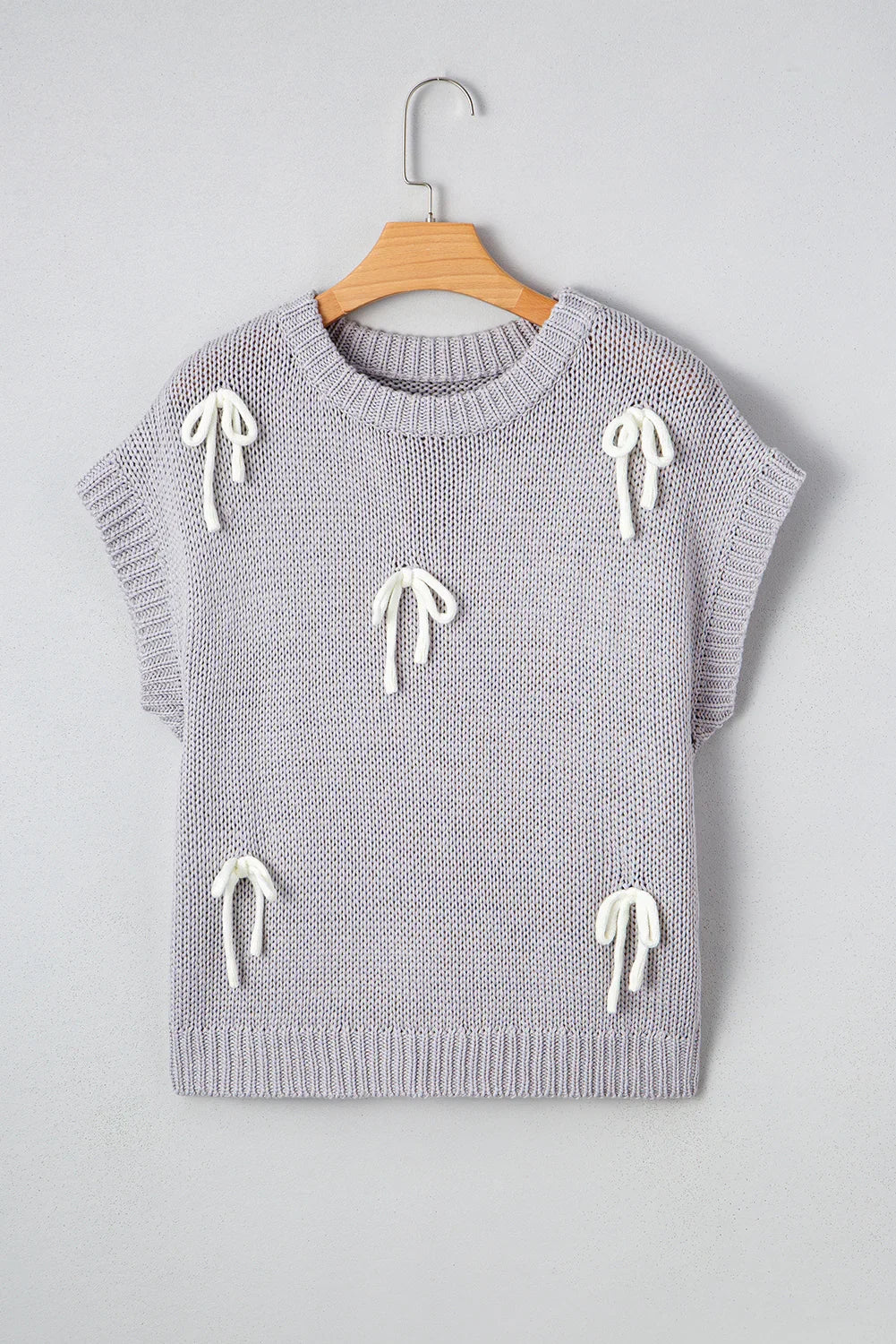 Pull à manches courtes et nœud papillon appliqué gris clair