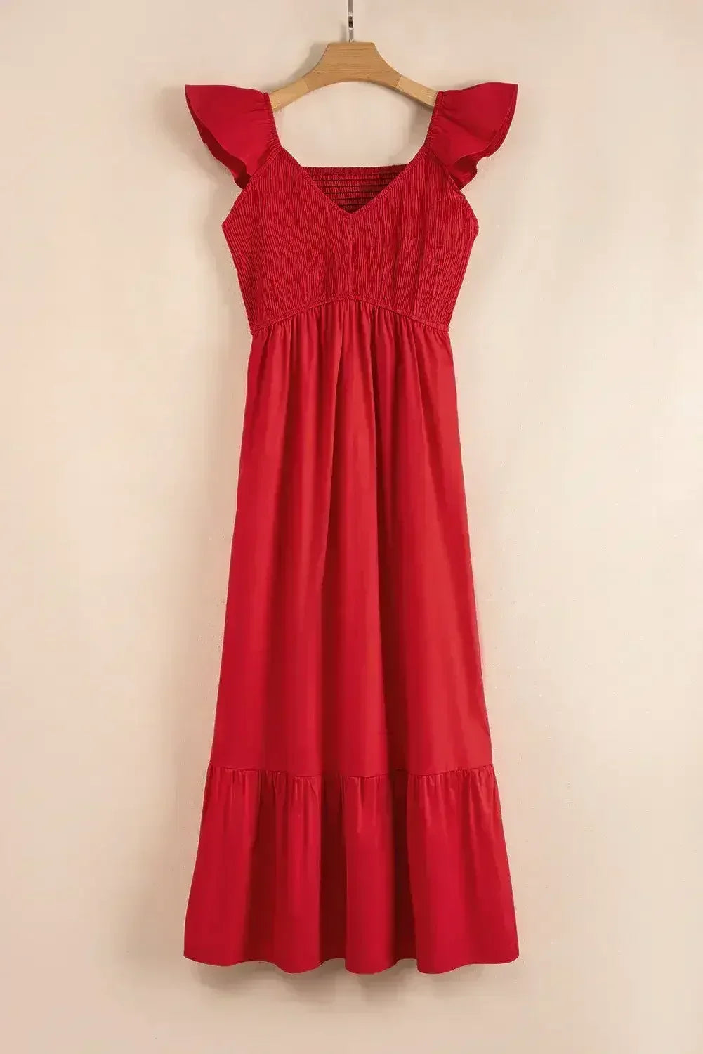 Robe longue noire à volants, col en V, taille haute et buste smocké