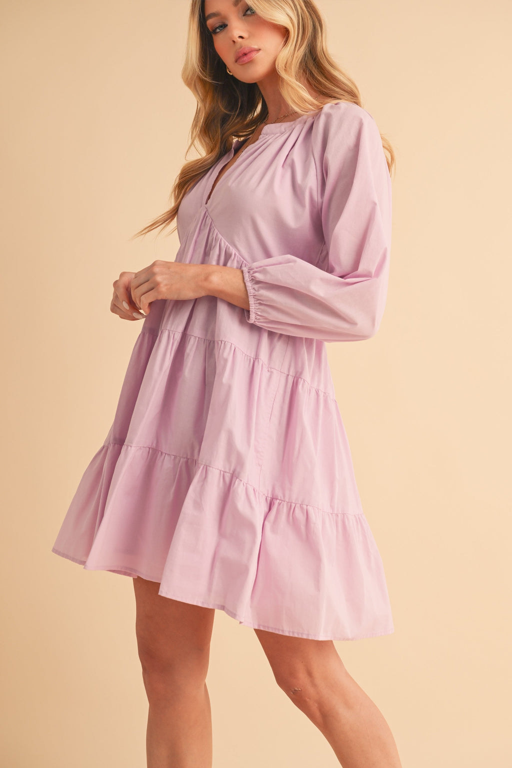 Mini-Robe Étudiée à Manches Ballon et Volants Superposés pour Femme – Un Style Tendance et Chic avec des Manches Ballon Modernes et des Volants Étudiés pour un Look Joueur et Coquet
