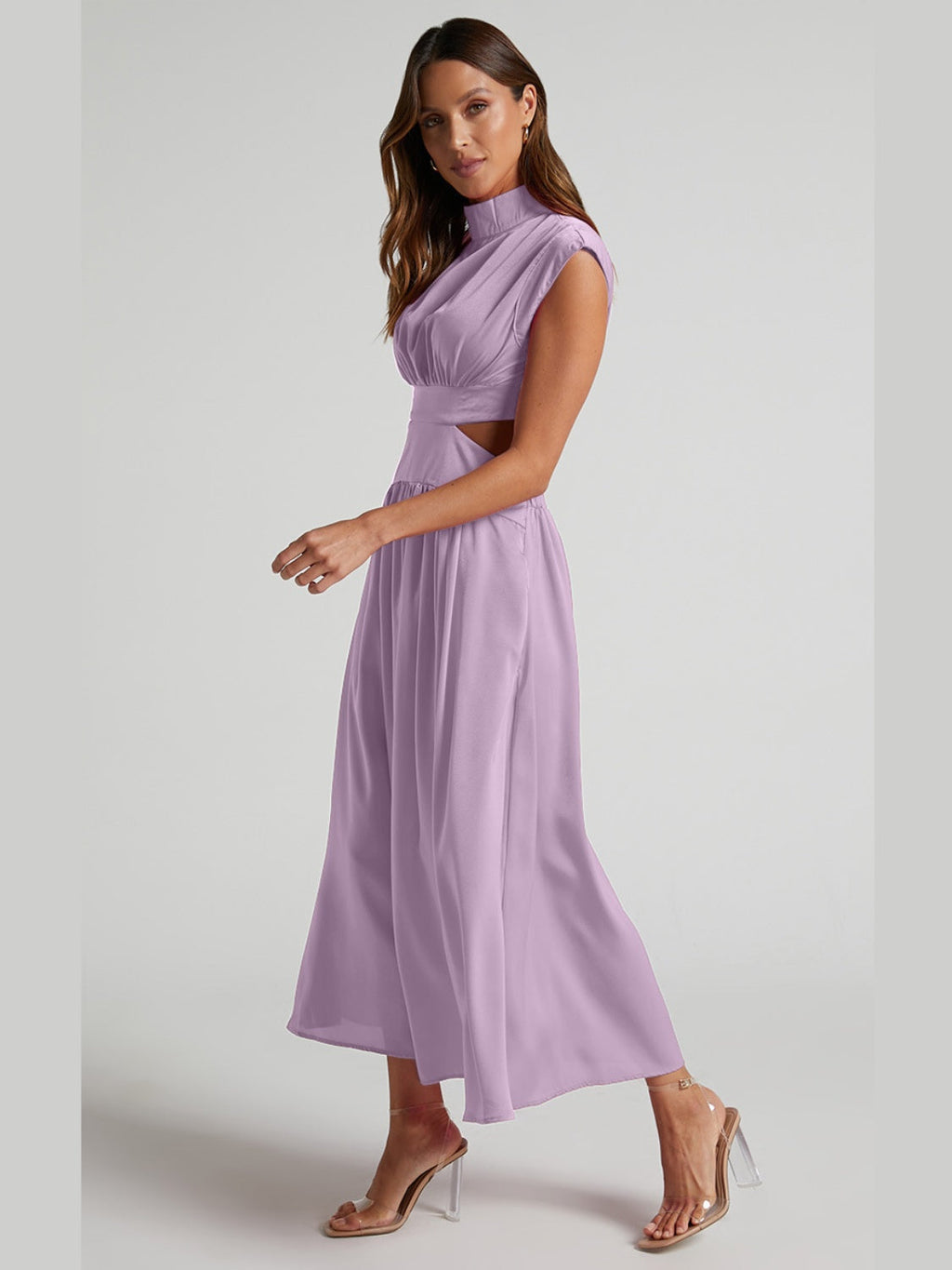 Robe élégante sans manches froncée à col montant et découpes modernes pour femme