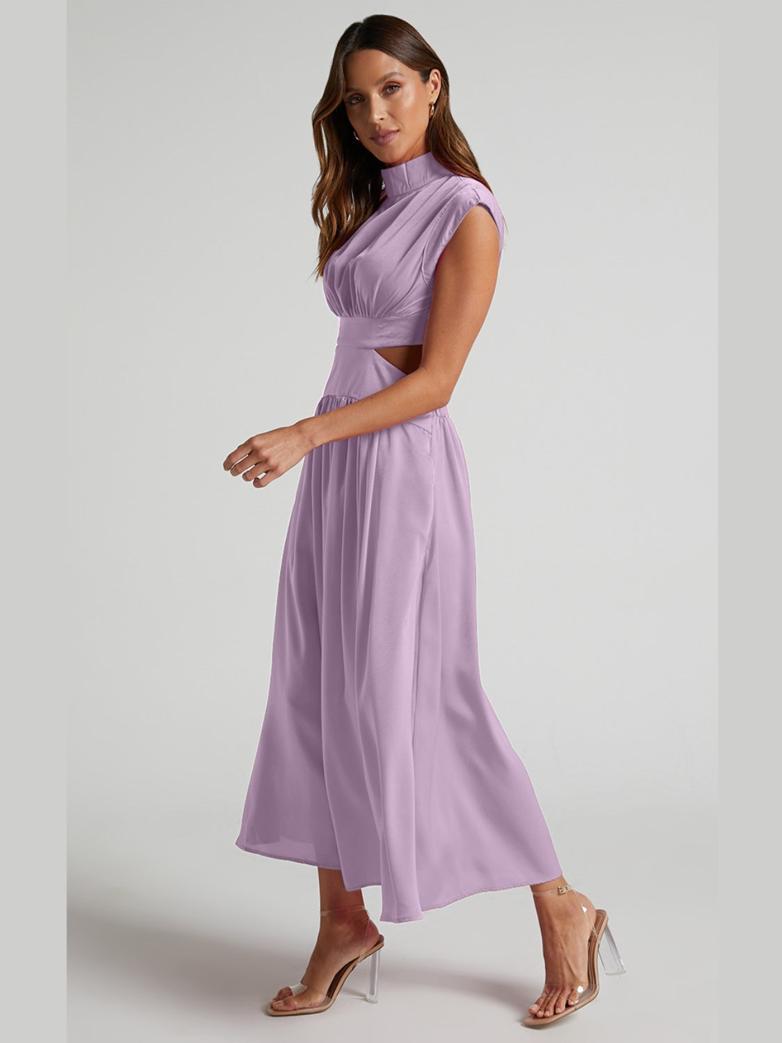 Robe élégante sans manches froncée à col montant et découpes modernes pour femme