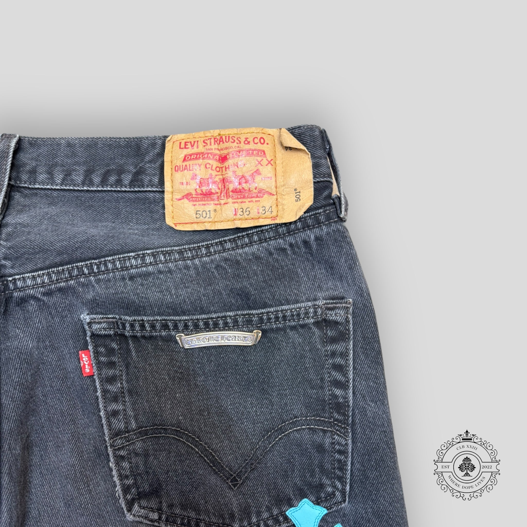 Jean Chrome Hearts avec patch croix bleue
