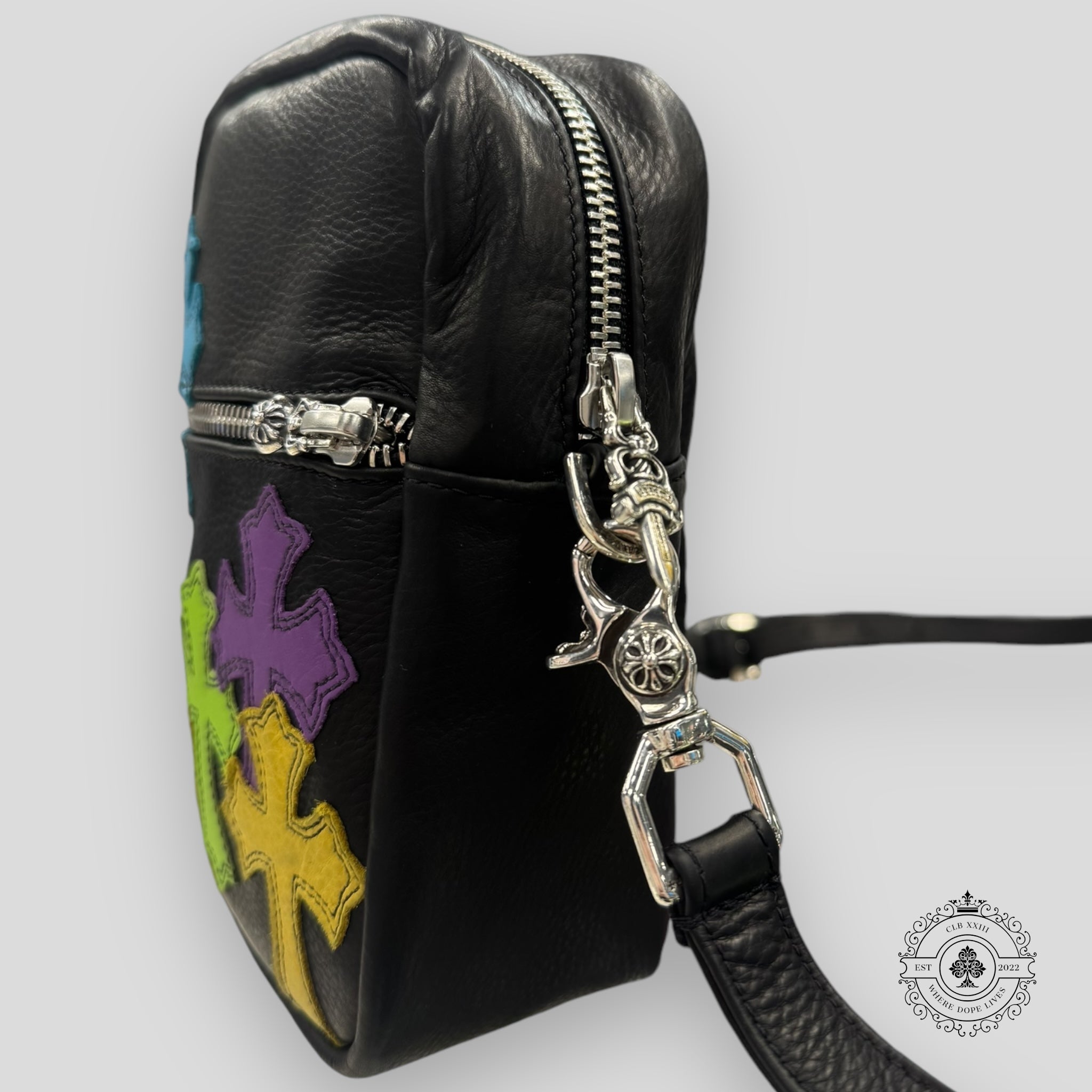 Sac bandoulière Chrome Hearts en cuir avec patchs croix sur le côté
