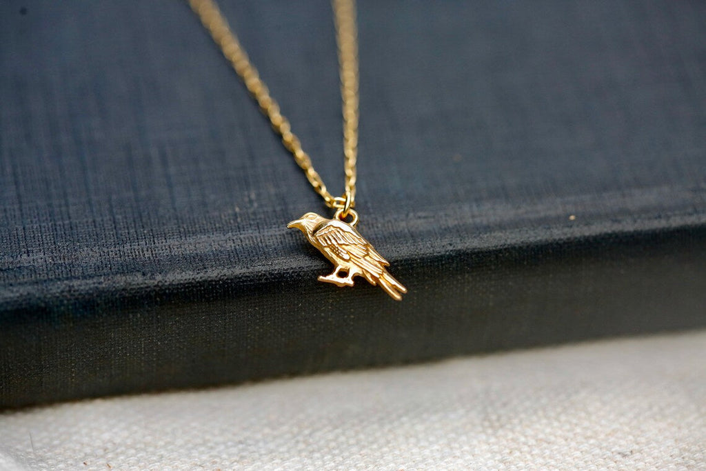 Collier Corbeau Doré – Pendentif Corbeau en Or Rempli 14k sur Chaîne de 40 cm