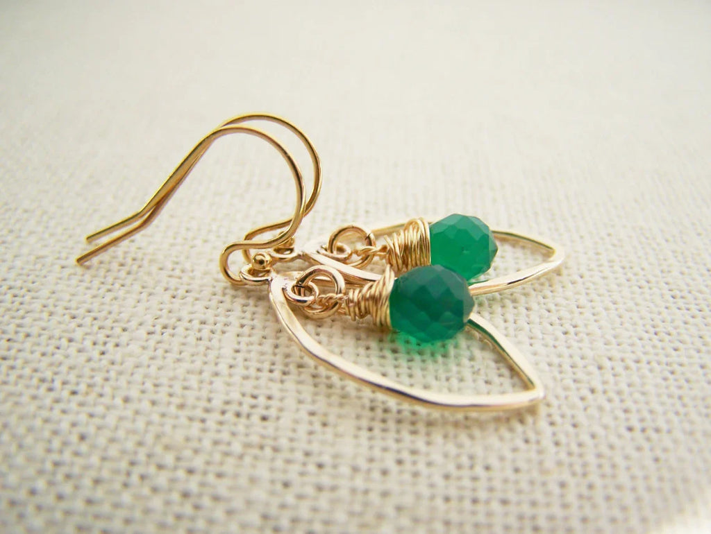 Vu dans Jane the Virgin – Boucles d'oreilles en onyx vert et or 14 carats