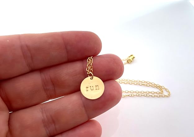 Breloque « Run » estampillée à la main – Pendentif disque en or rempli 14 carats – Bijoux de fitness pour coureurs