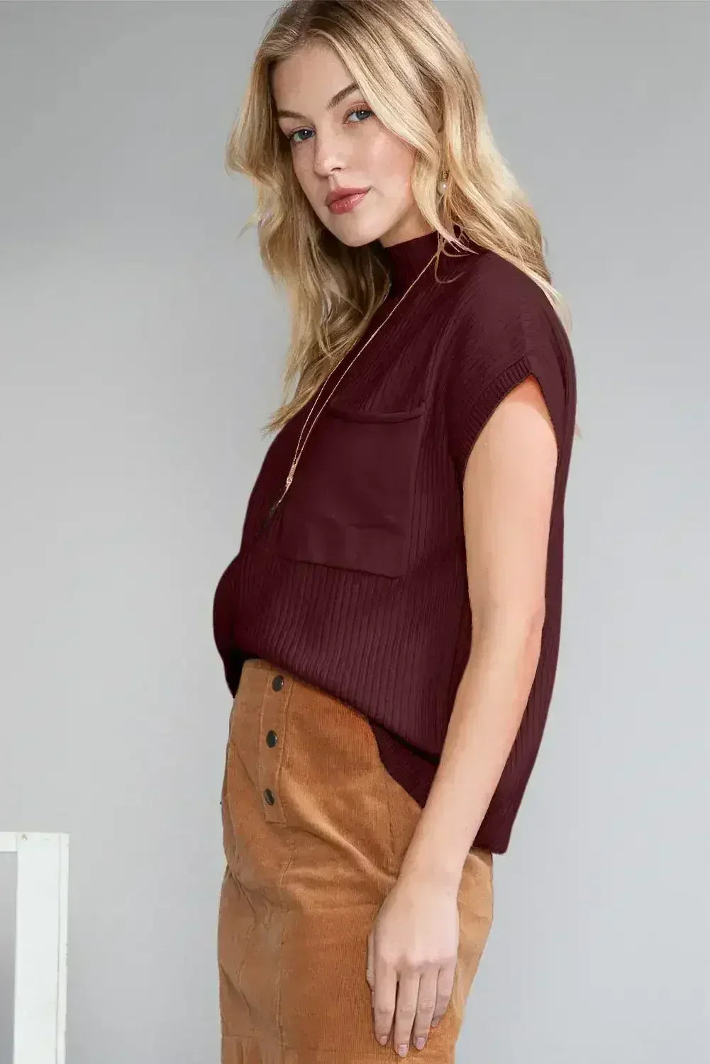 Pull à manches courtes en maille côtelée rouge minéral à poche plaquée
