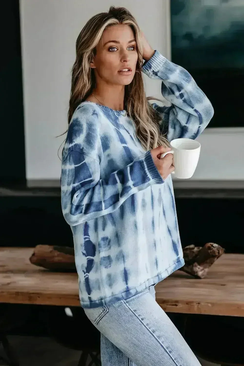 Pull en maille tie-dye bleu et blanc