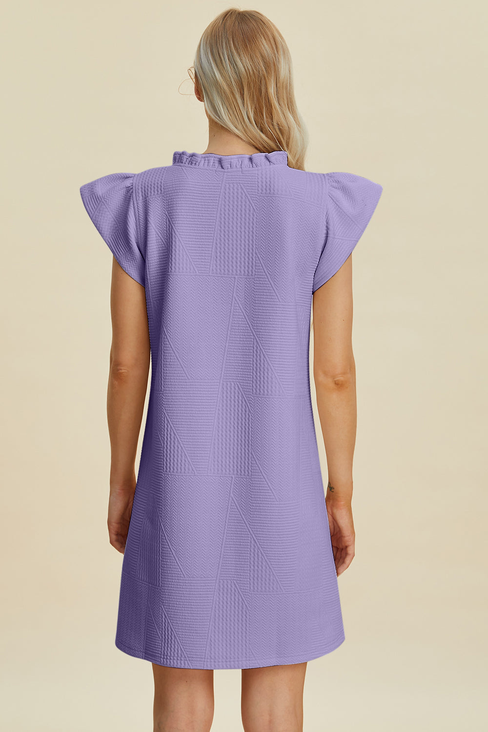Robe à volants en V à manches courtes grande taille Double Take – Robe à col en V à volants, Robe à manches courtes, Robe élégante à volants, Robe flatteuse à col en V, Robe grande taille élégante, Robe confortable à volants, Robe chic à manches courtes