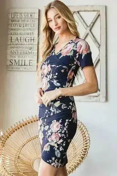 Robe courte fleurie froncée – Style d'été grande taille éclatant
