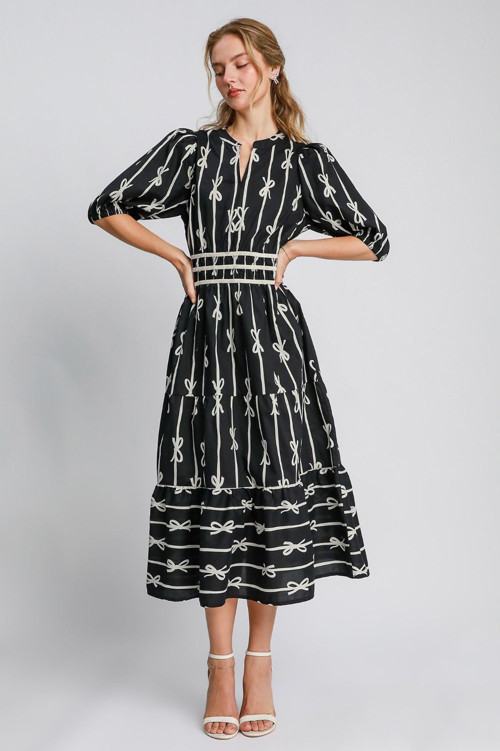 Robe midi imprimée à nœud papillon avec liseré en velours contrastant – Imprimé nœud papillon élégant, encolure à encoche moderne, liseré en velours luxueux, robe midi sophistiquée pour les occasions spéciales