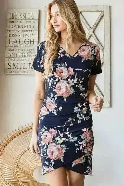 Robe courte fleurie froncée – Style d'été grande taille éclatant