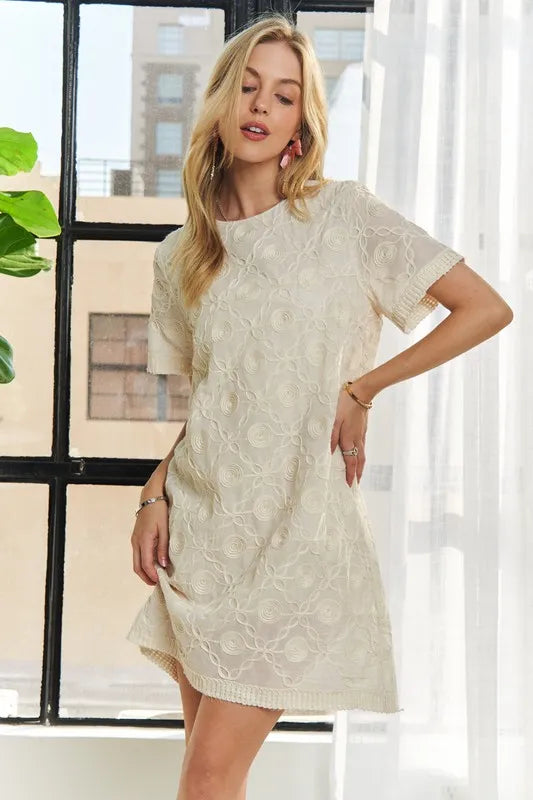 Robe Droite à Manches Courtes et Col Rond avec Appliqués – Robe droite intemporelle et élégante avec détails appliqués sophistiqués, pour un look polyvalent de jour comme de nuit