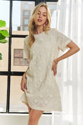 Robe Droite à Manches Courtes et Col Rond avec Appliqués – Robe droite intemporelle et élégante avec détails appliqués sophistiqués, pour un look polyvalent de jour comme de nuit