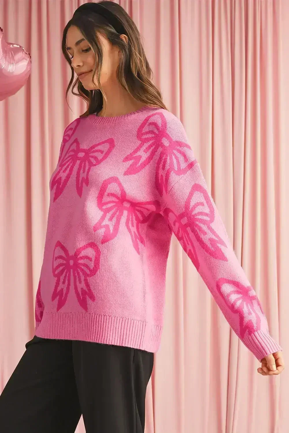 Pull ample à manches tombantes motif nœuds roses