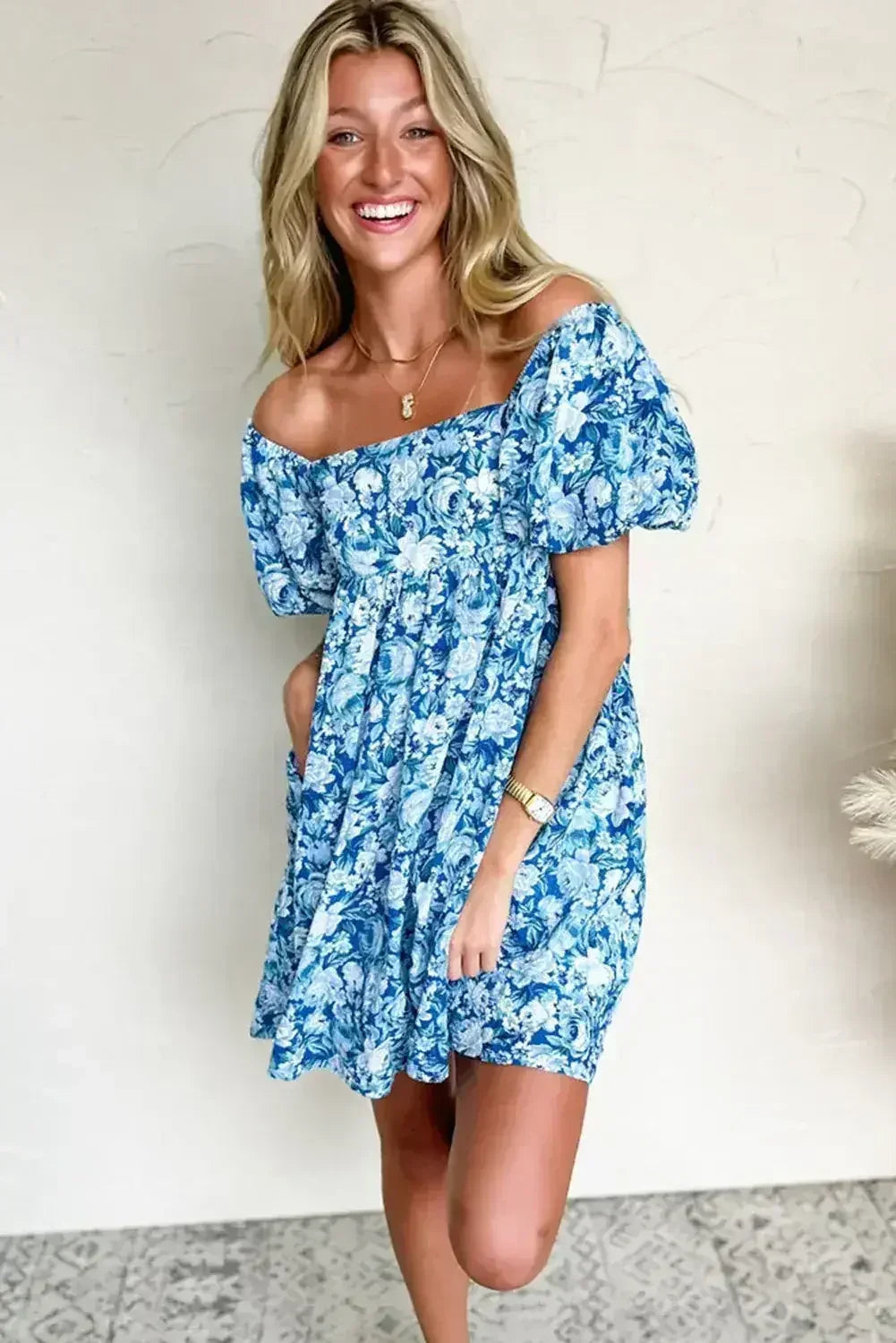 Mini-robe babydoll bleue florale à manches bouffantes