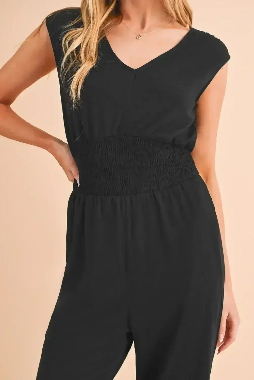 Combinaison noire froncée taille haute sans manches col en V