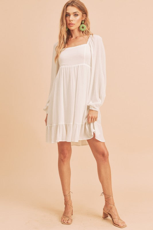 Mini-robe à col carré, manches bouffantes et ourlet à volants – Tendance, féminine et avant-gardiste pour des occasions stylées
