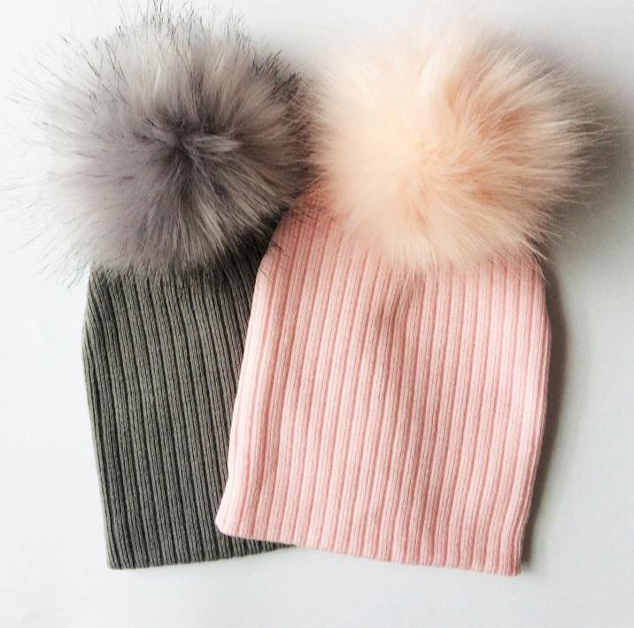 Tendance Nouvel Hiver Enfants Garçon Fille Bonnet en Crochet avec Pompom Artificiel Tricoté Enfants en Bas Âge Bonnets avec Pompon Bonnet Bébé pour Filles et Garçons