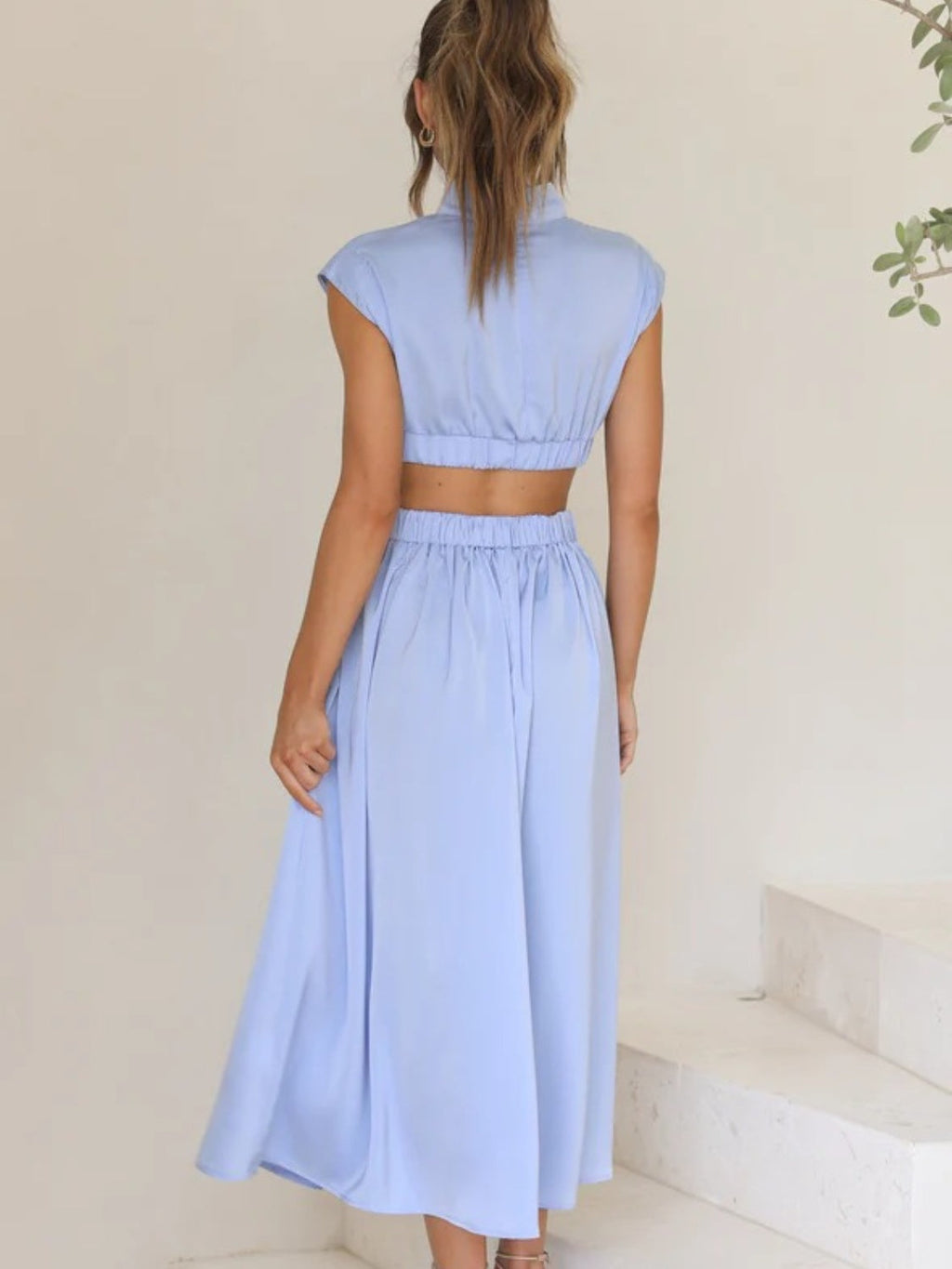 Robe élégante sans manches froncée à col montant et découpes modernes pour femme