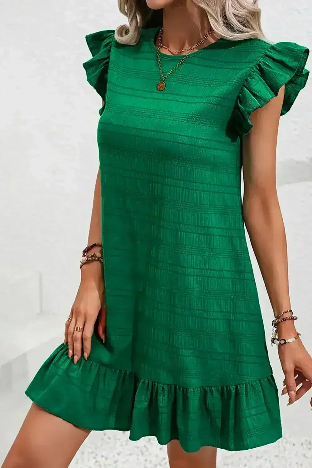 Robe courte volantée bleu foncé texturée à manches flottantes