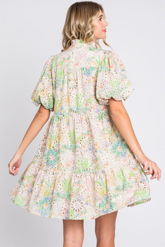 Robe d'été courte en broderie anglaise à manches bouffantes – Robe courte en broderie anglaise fleurie à manches bouffantes, aérienne, féminine et espiègle