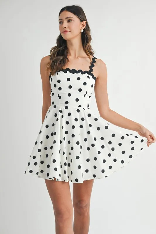 Mini-robe à pois avec bretelles festonnées – Motif à pois amusant, Volantée, Bretelles uniques à bord festonné, Mini-robe amusante et élégante, Robe d'été polyvalente
