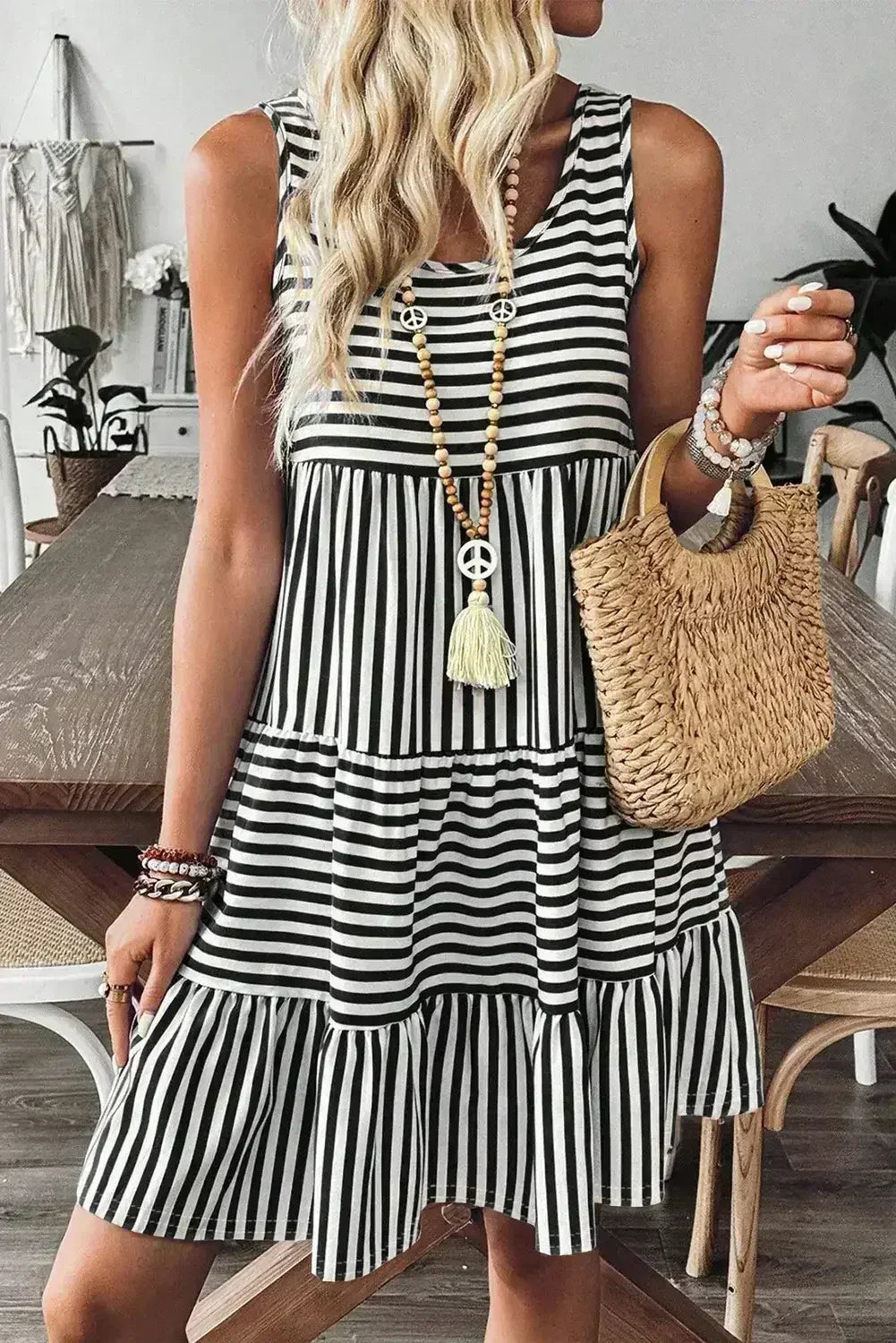 Mini-robe ample sans manches à col en U et rayures noires