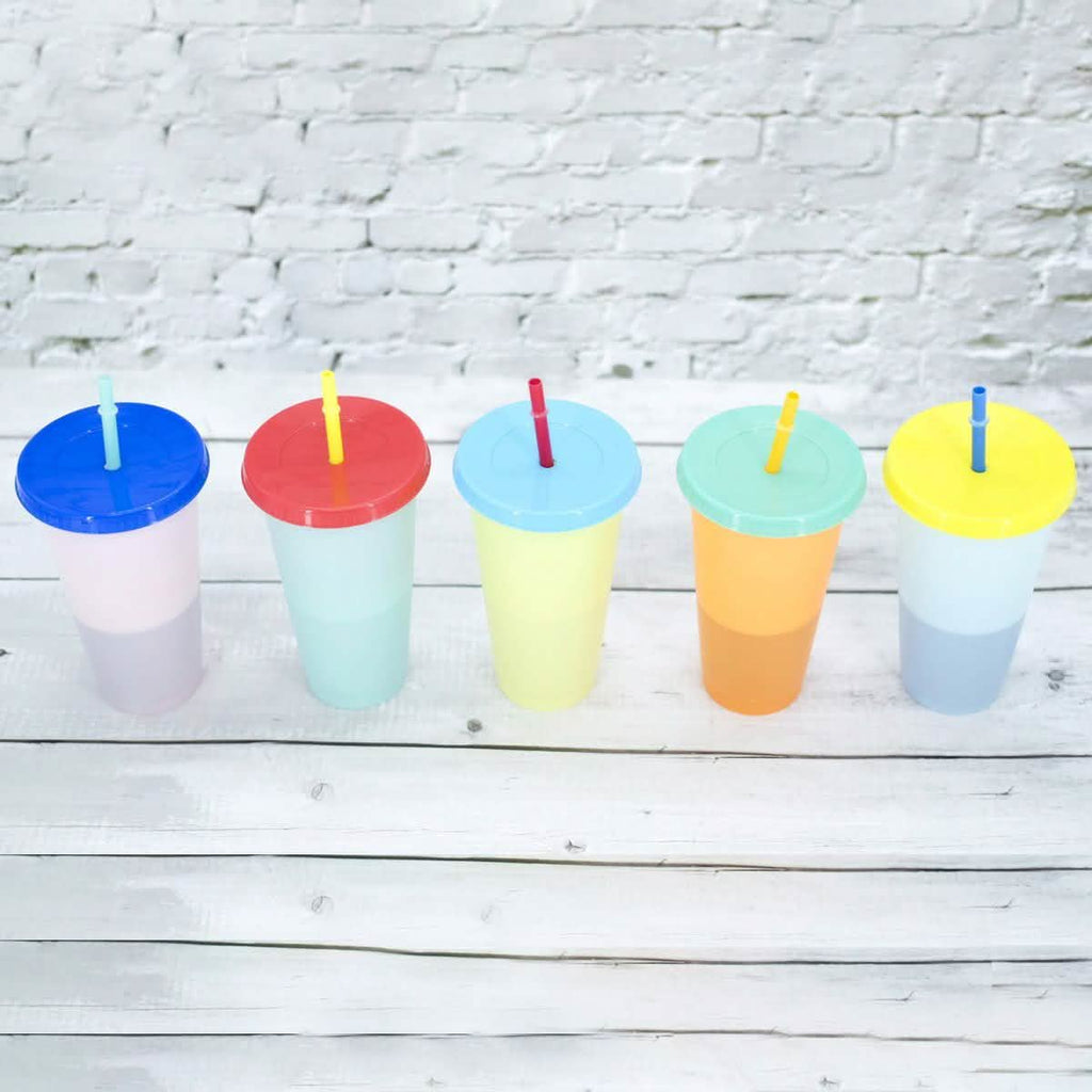 Lot de 5 : Gobelet coloré avec couvercle et paille