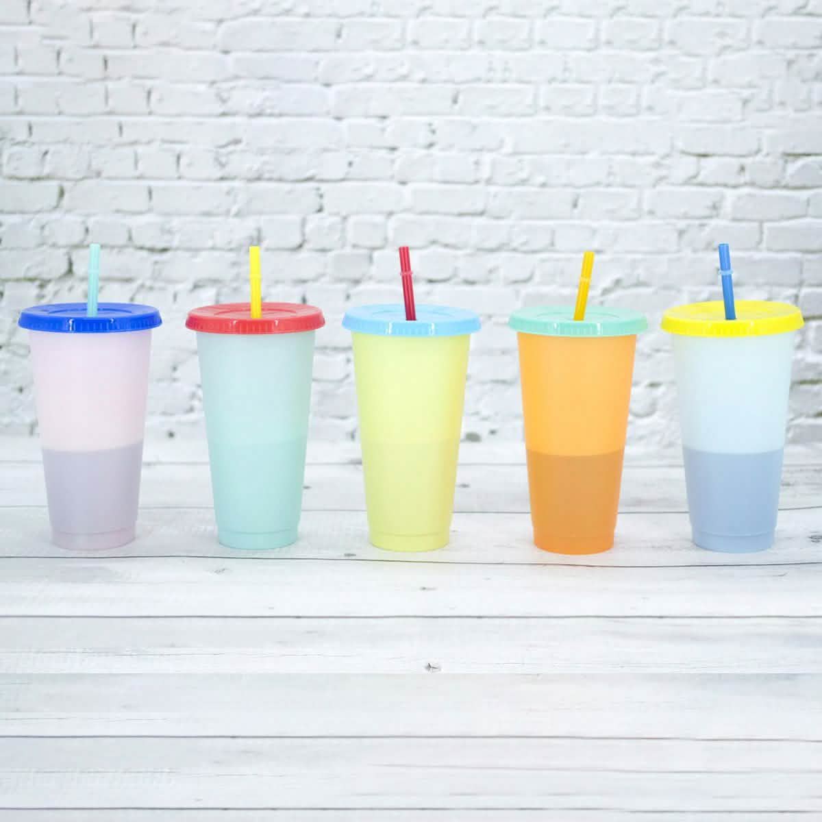 Lot de 5 : Gobelet coloré avec couvercle et paille